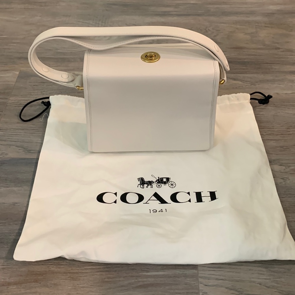 Vintage coach in excellent condition: see the photo for minor color transfer
